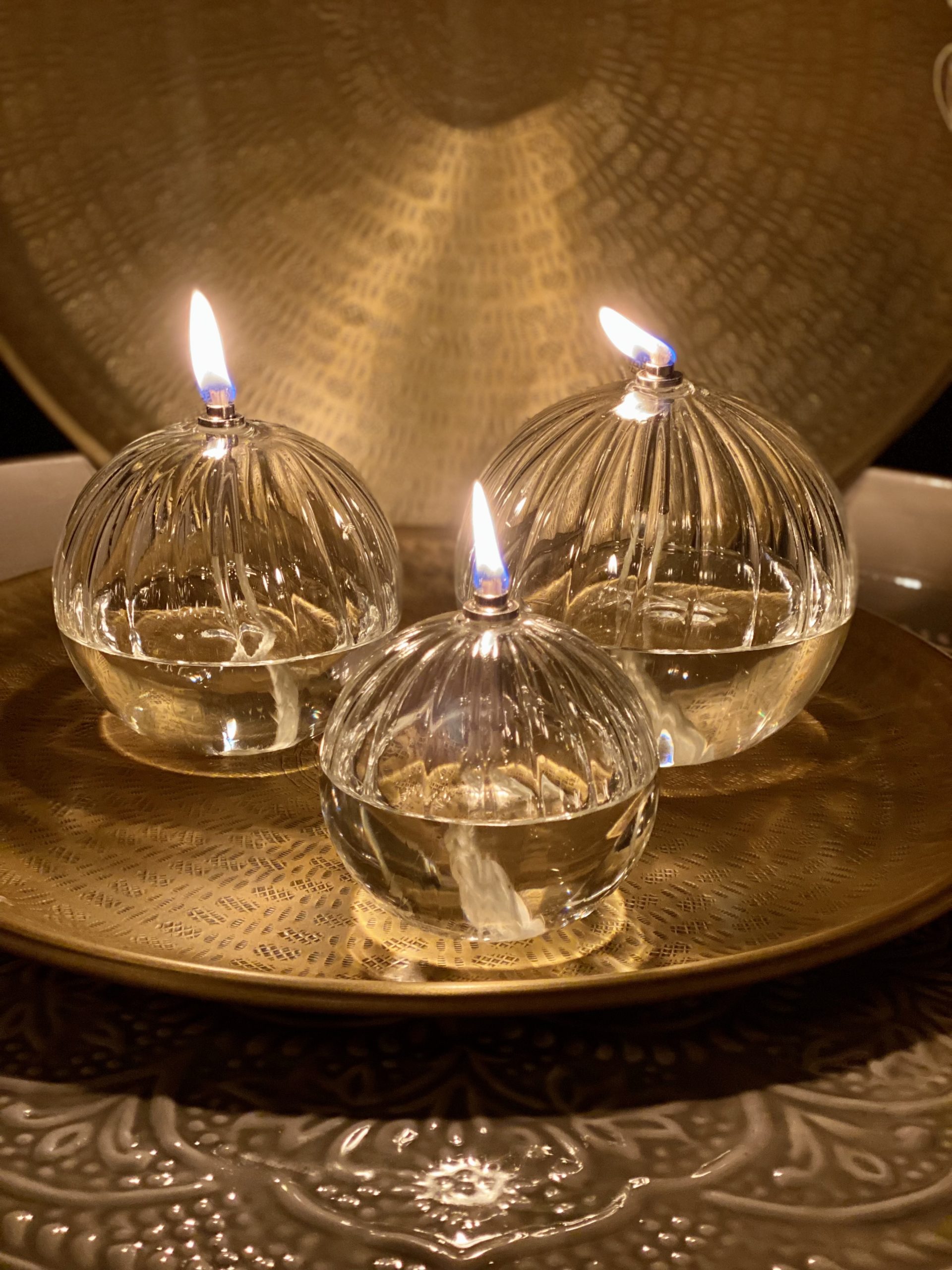 lampe a huile sphere striee cerise noire