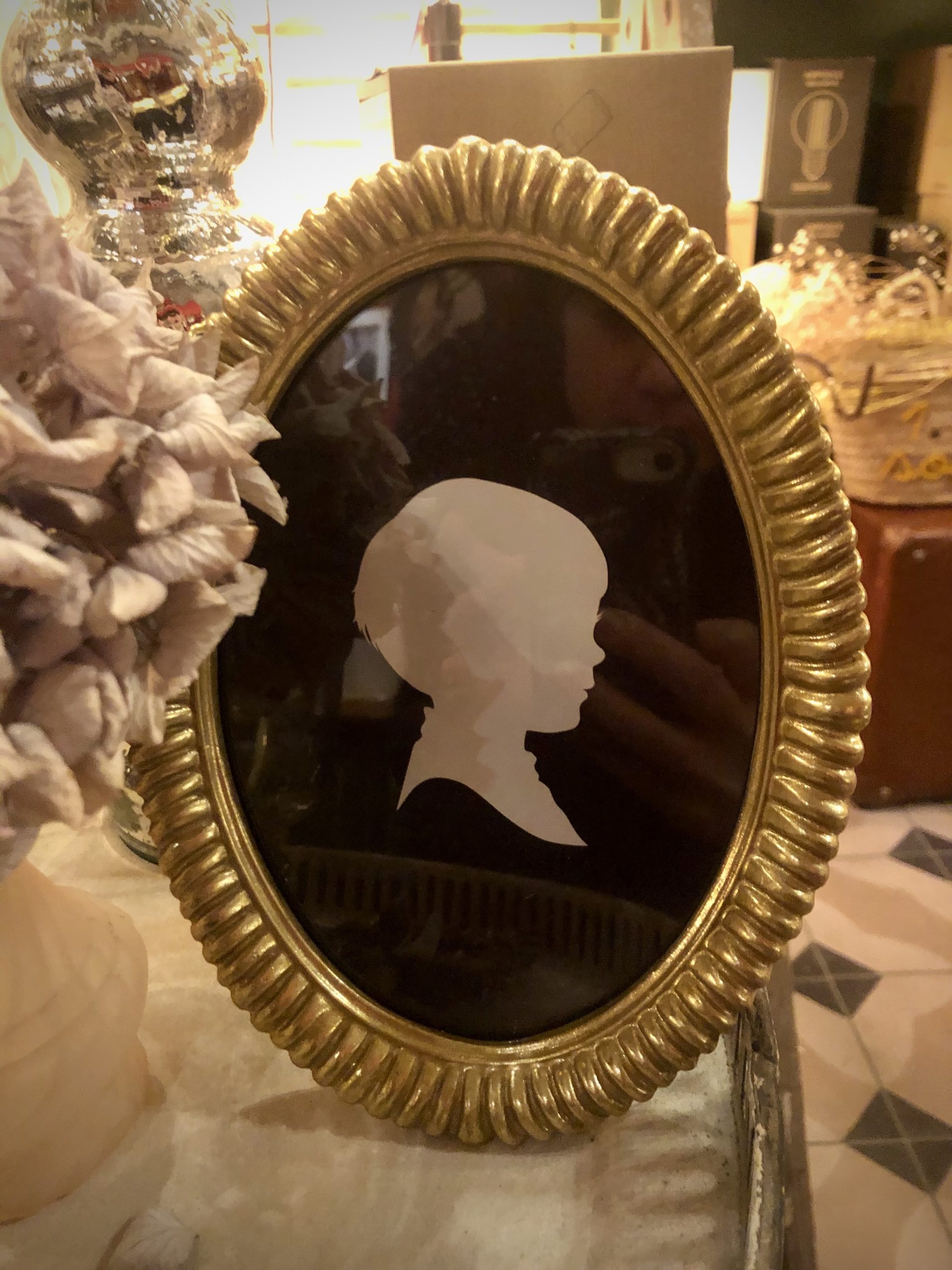 cadre ovale or cerise noire