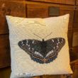 coussin papillon cerise noire