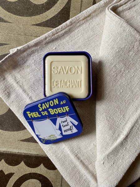 savon detachant boite en fer cerise noire