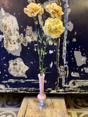 vase opaline rose allongé cerise noire