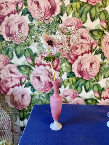 vase opaline rose pied blanc cerise noire