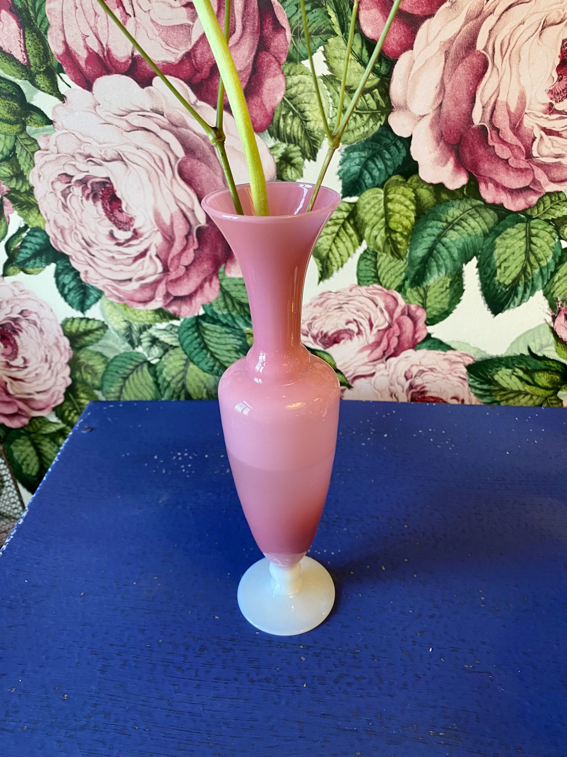 vase opaline rose pied blanc cerise noire