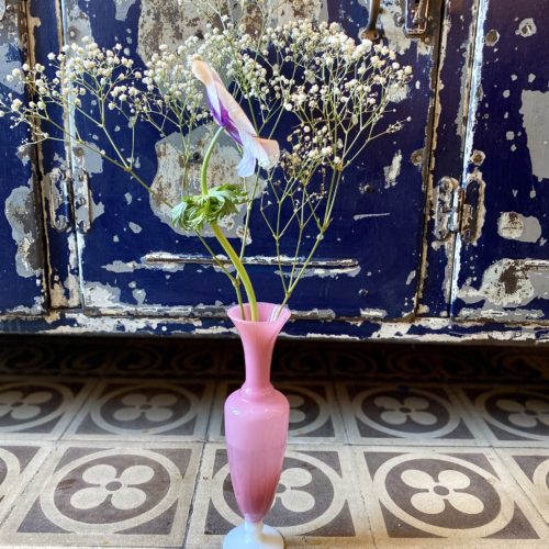 vase opaline rose pied blanc cerise noire