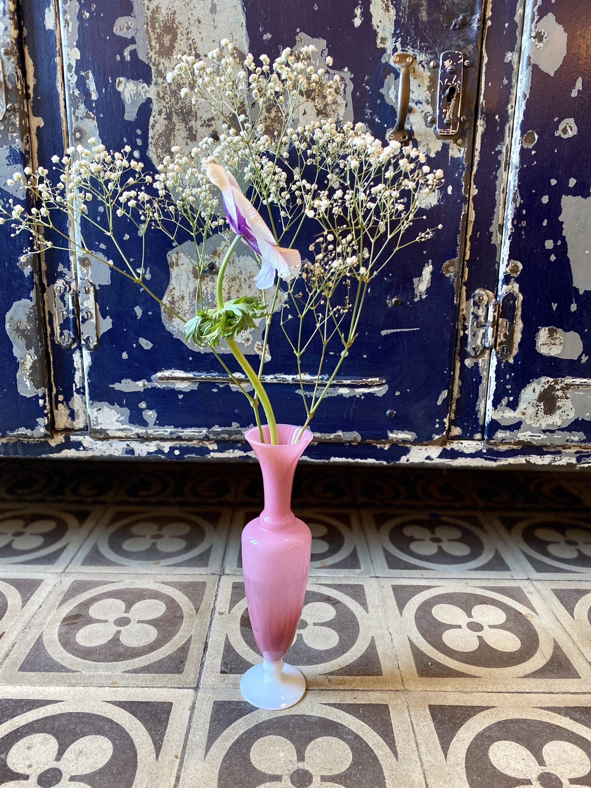 vase opaline rose pied blanc cerise noire