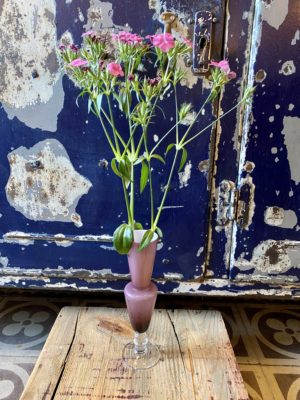 vase opaline violet cerise noire