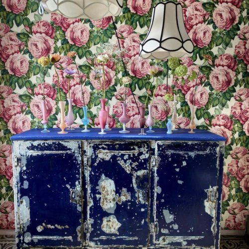 Meuble en metal bleu cerise noire