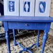 table bleu majorelle cerise noire