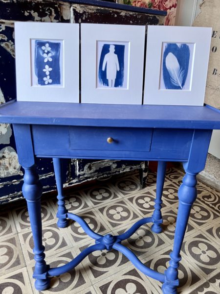 table bleu majorelle cerise noire