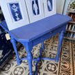 table bleu majorelle cerise noire