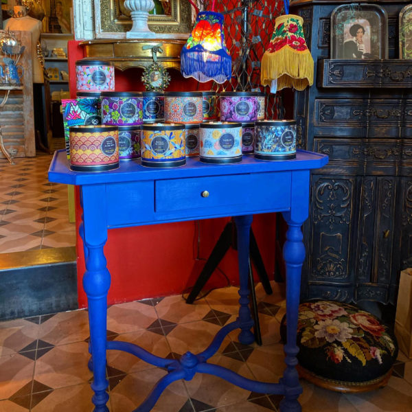 table bleu majorelle cerise noire