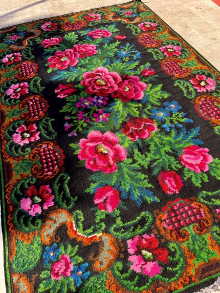 Tapis moldave cerise noire