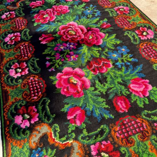 Tapis moldave cerise noire