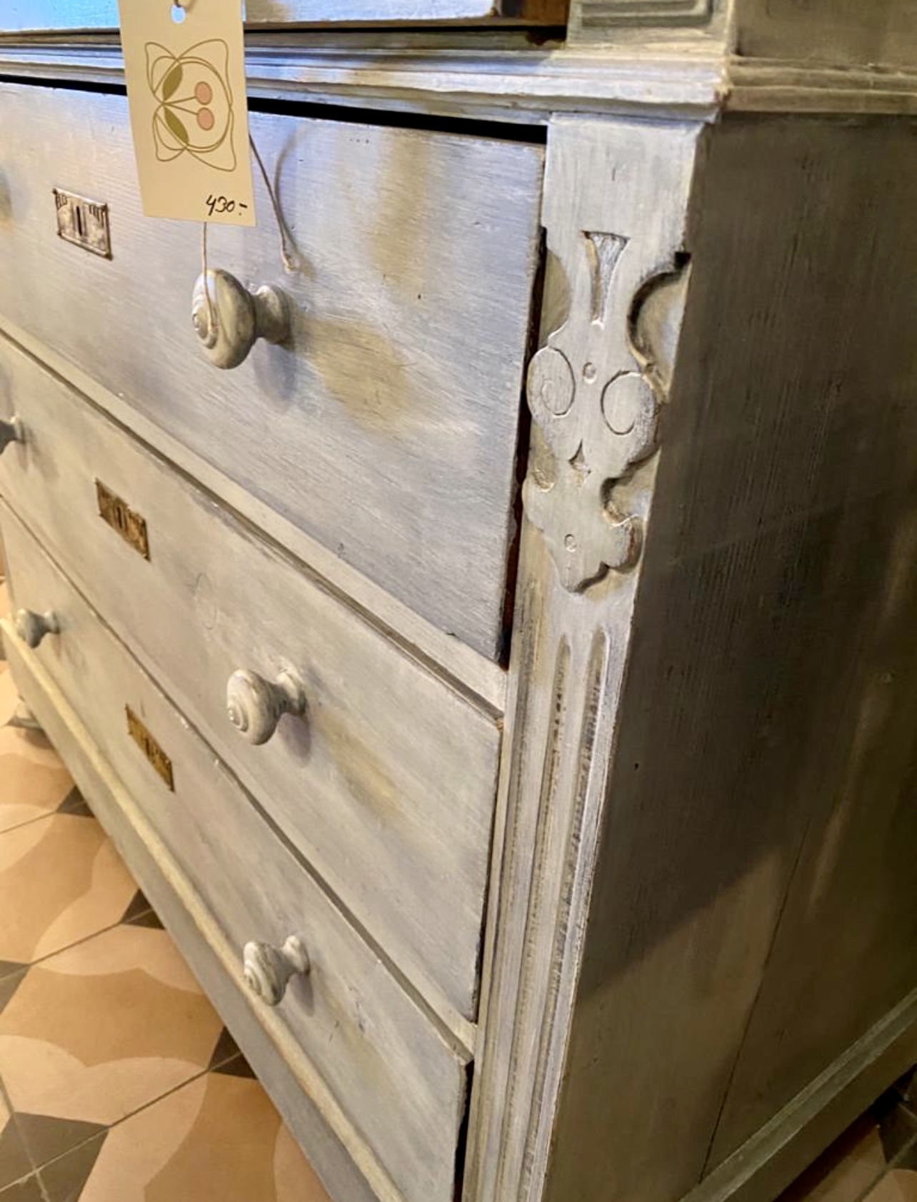commode bleu clair cerise noire