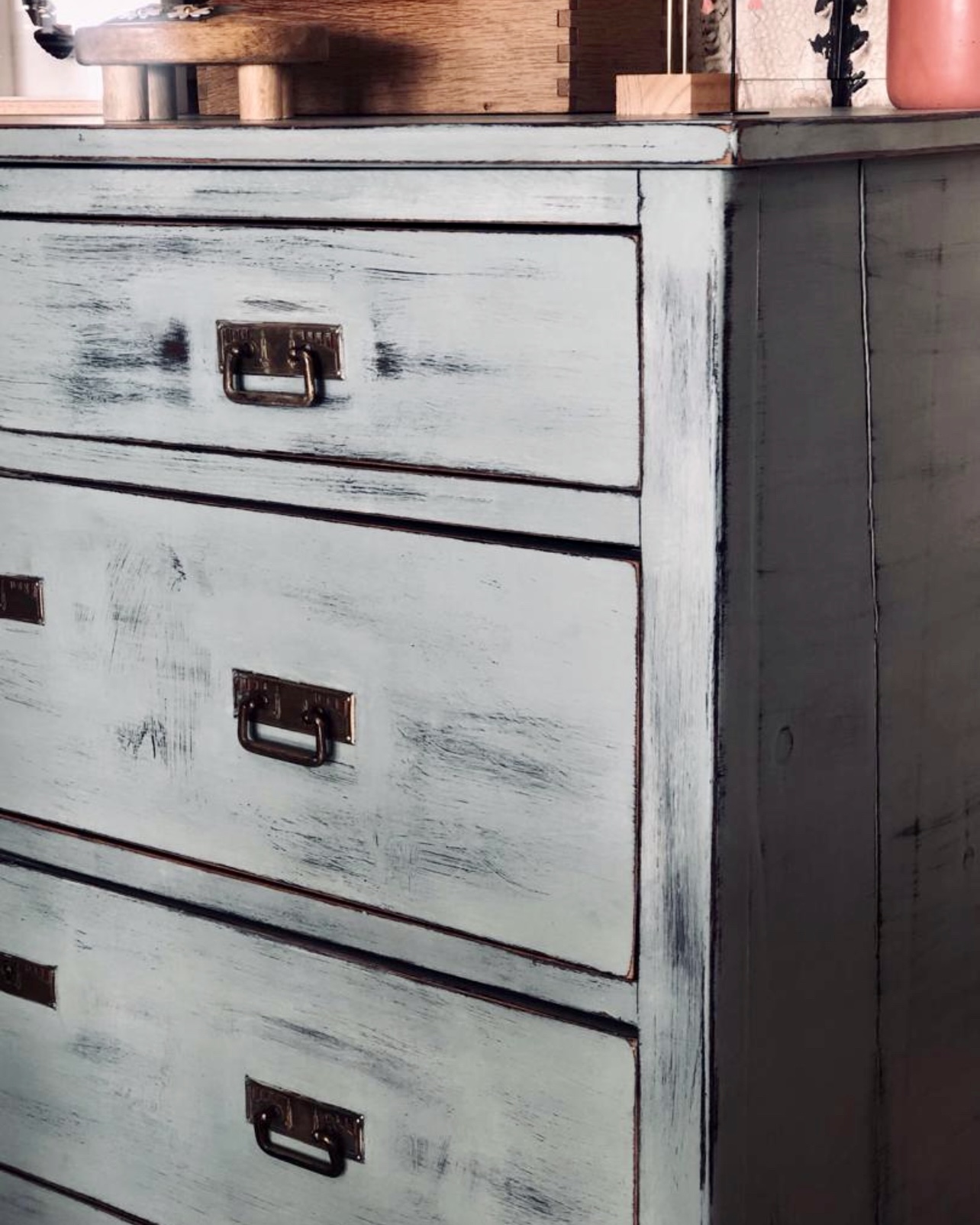 commode celadon cerise noire