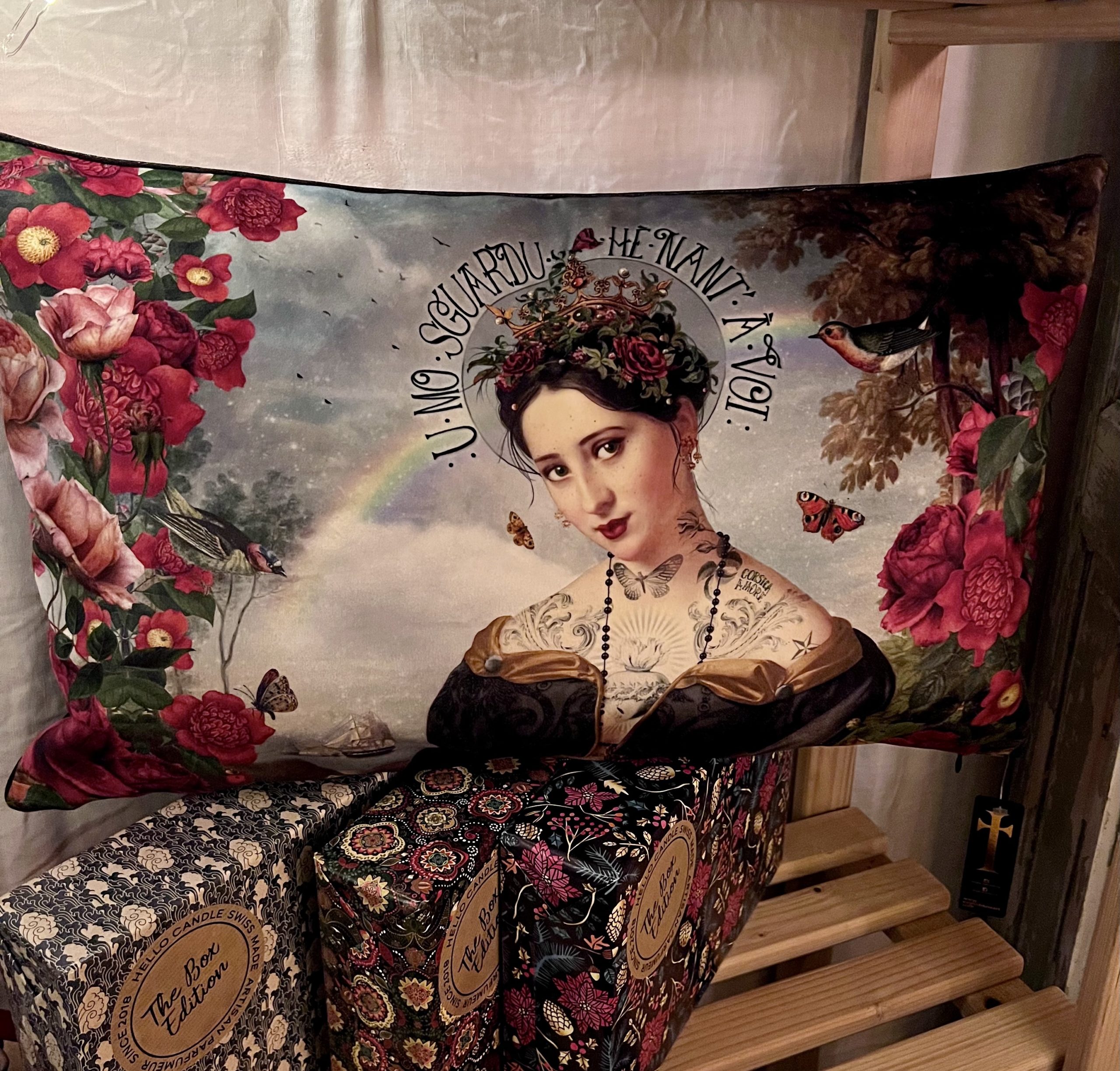 coussin la santa voglio bene cerise noire coussin la santa voglio bene cerise noire