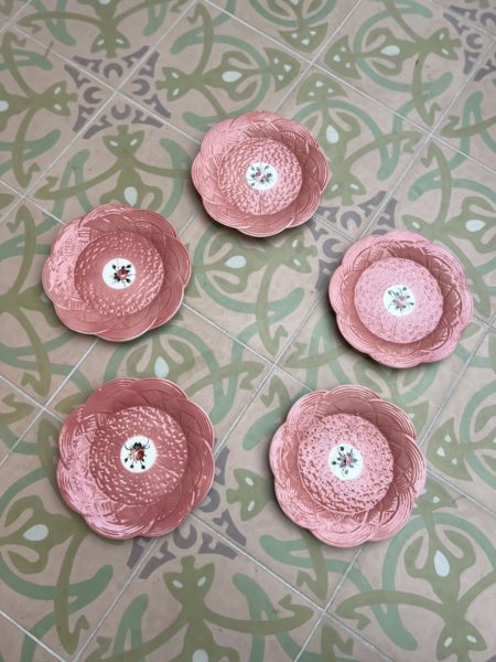 assiettes-roses-cerise-noire