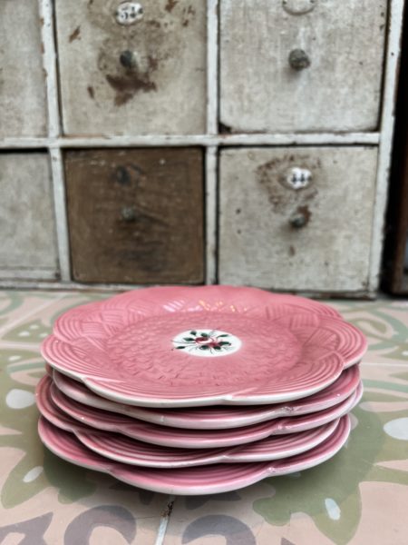 assiettes-roses-cerise-noire