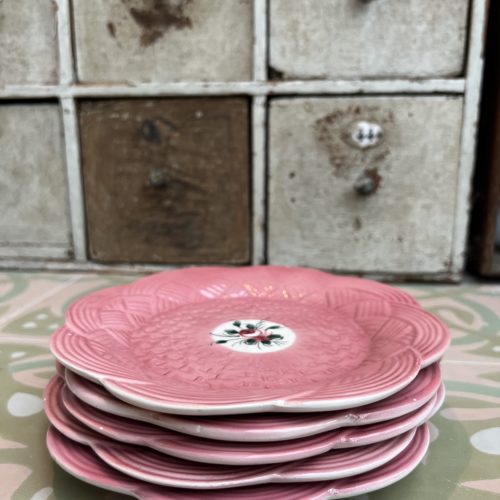 assiettes-roses-cerise-noire