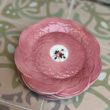 assiettes-roses-cerise-noire
