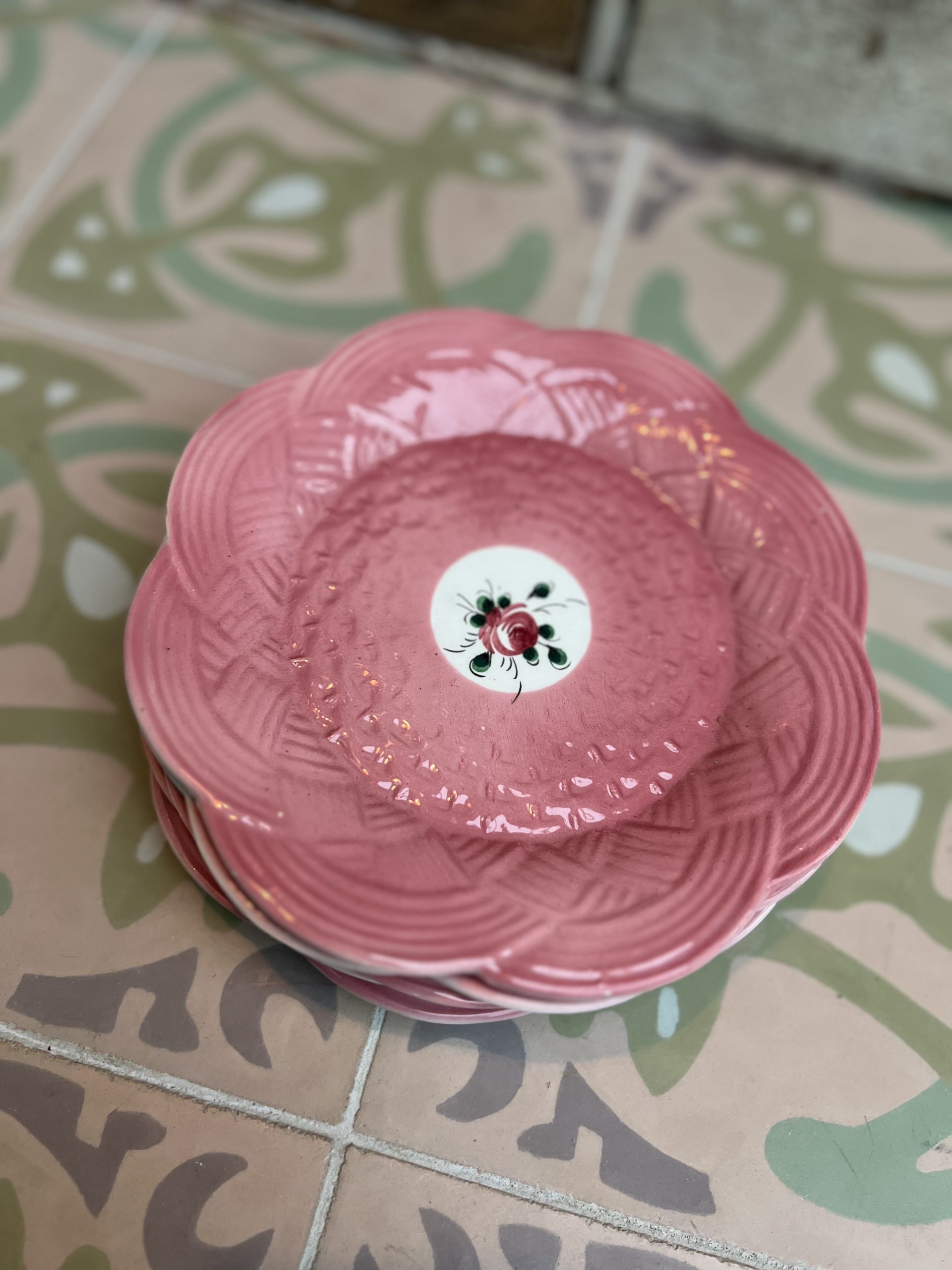 assiettes-roses-cerise-noire