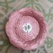 assiettes-roses-cerise-noire