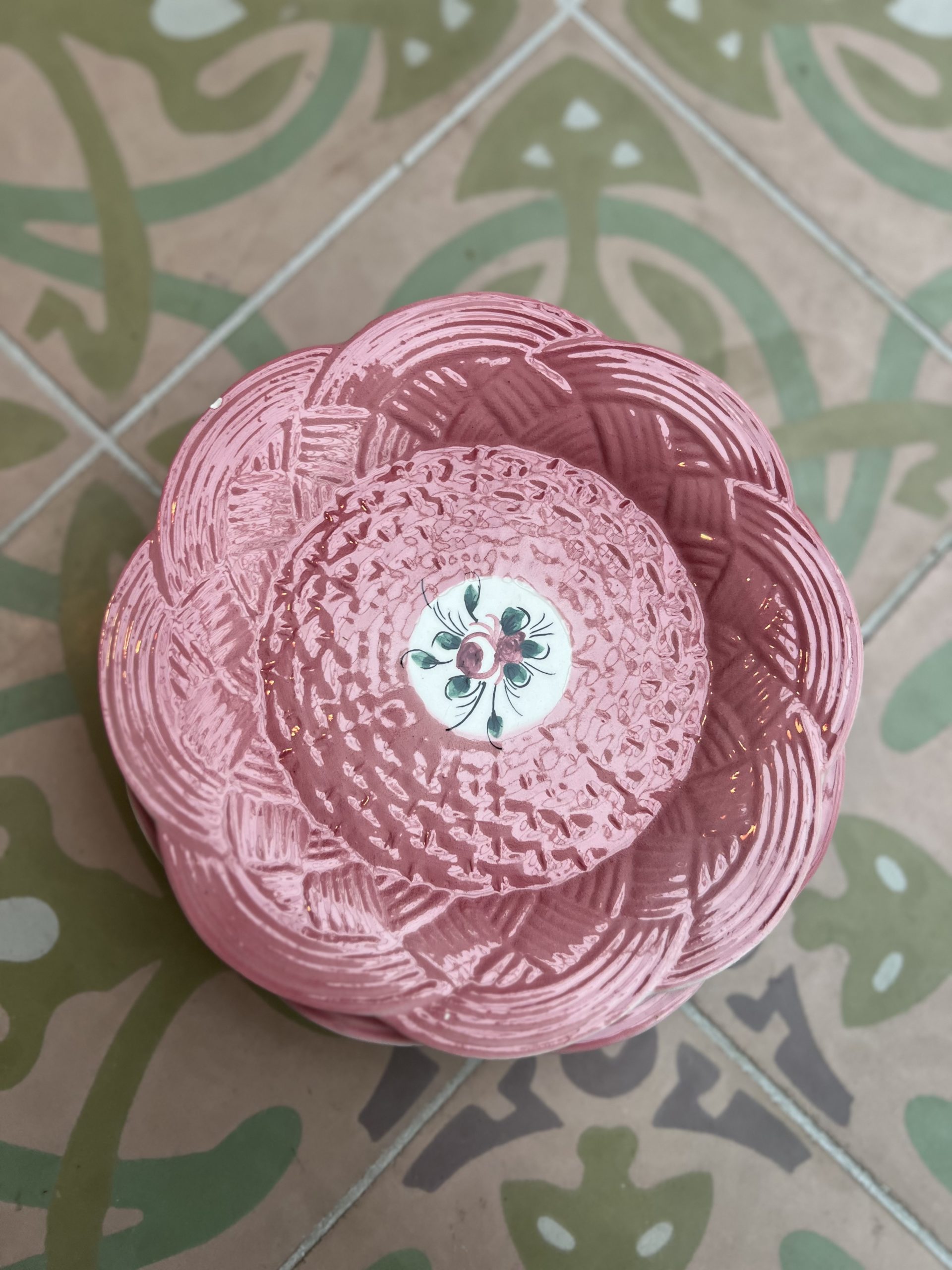 assiettes-roses-cerise-noire