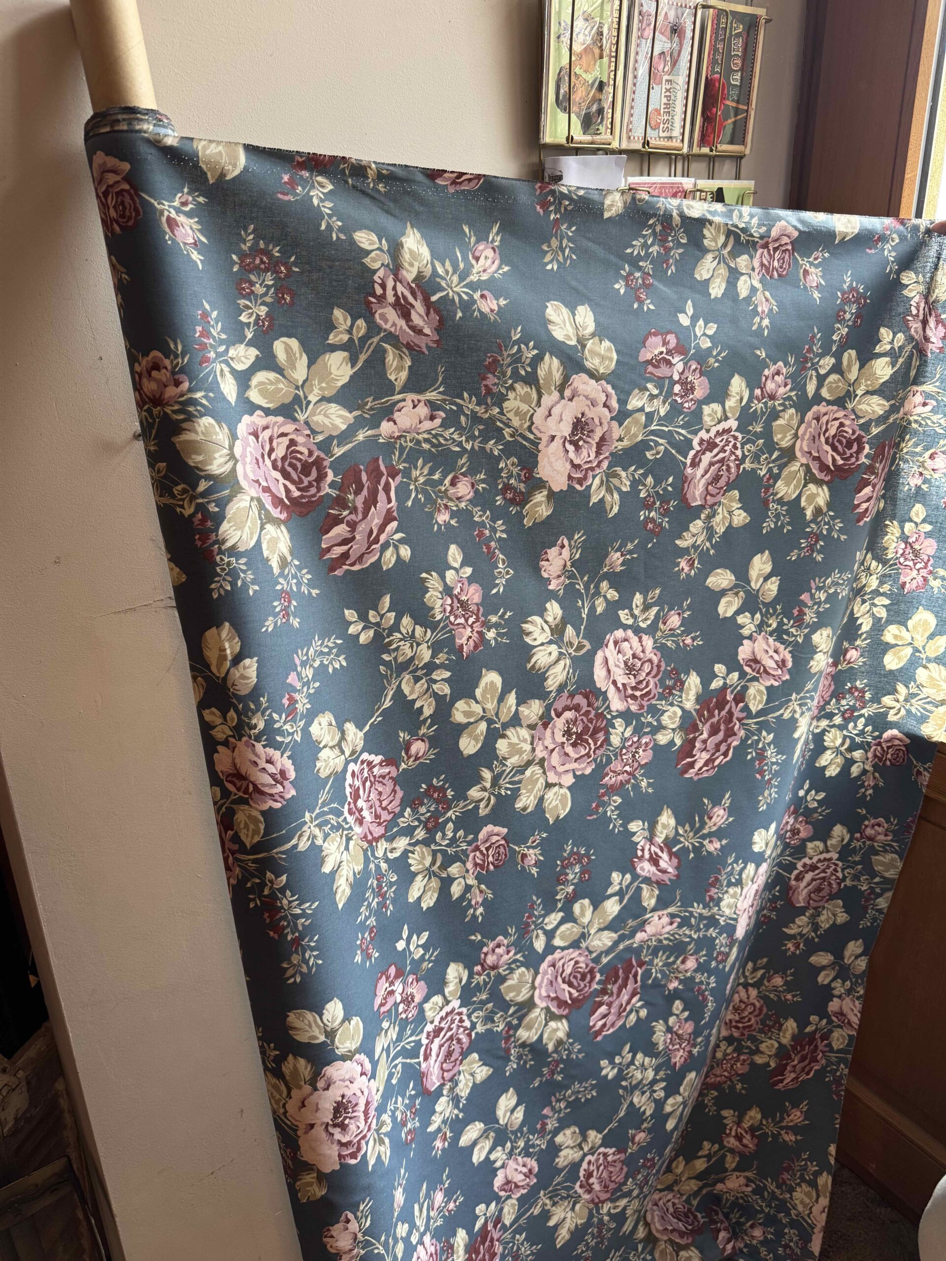 tissu-roses-bleu-fonce
